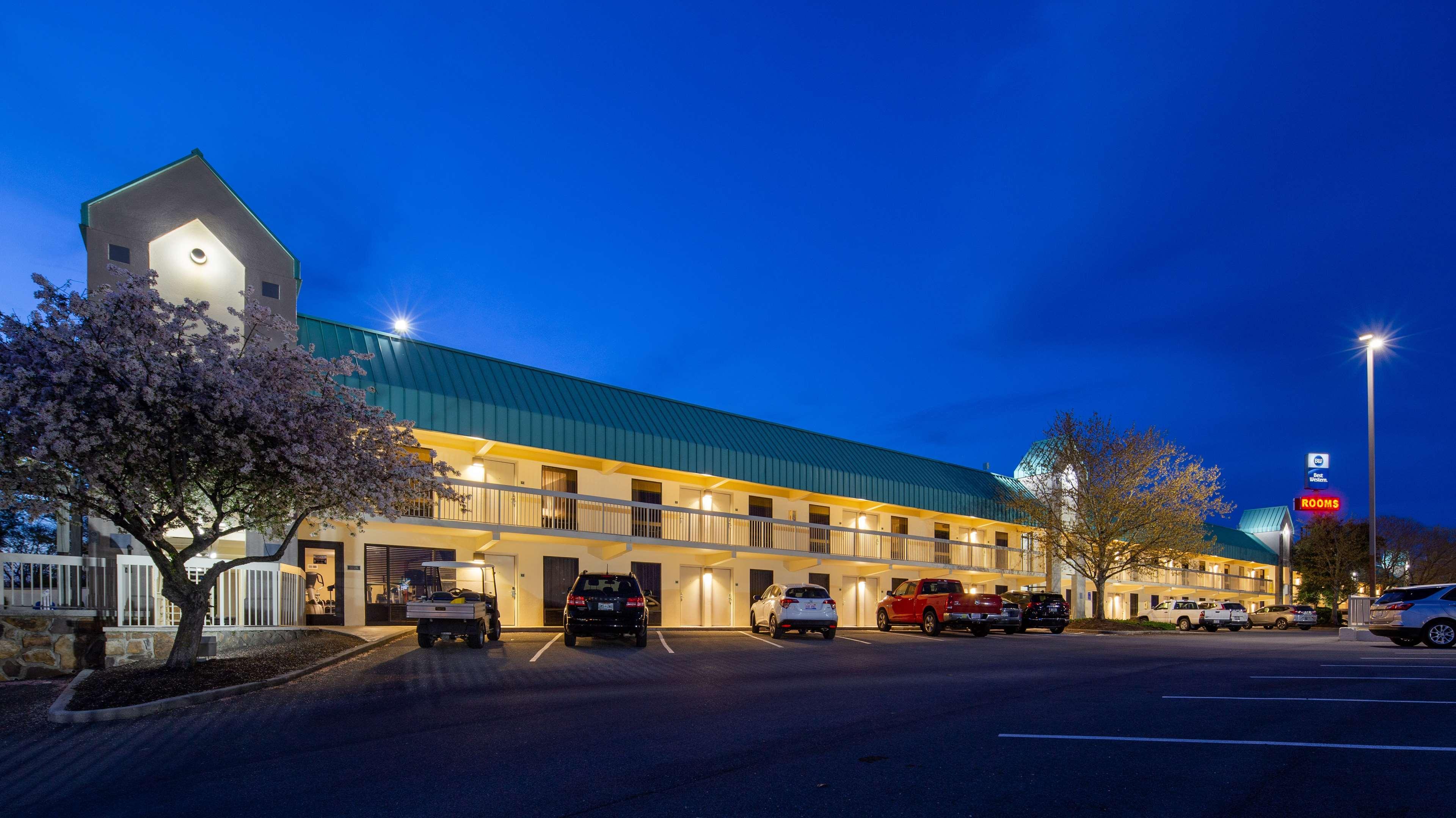 Best Western Newport Inn Bagian luar foto