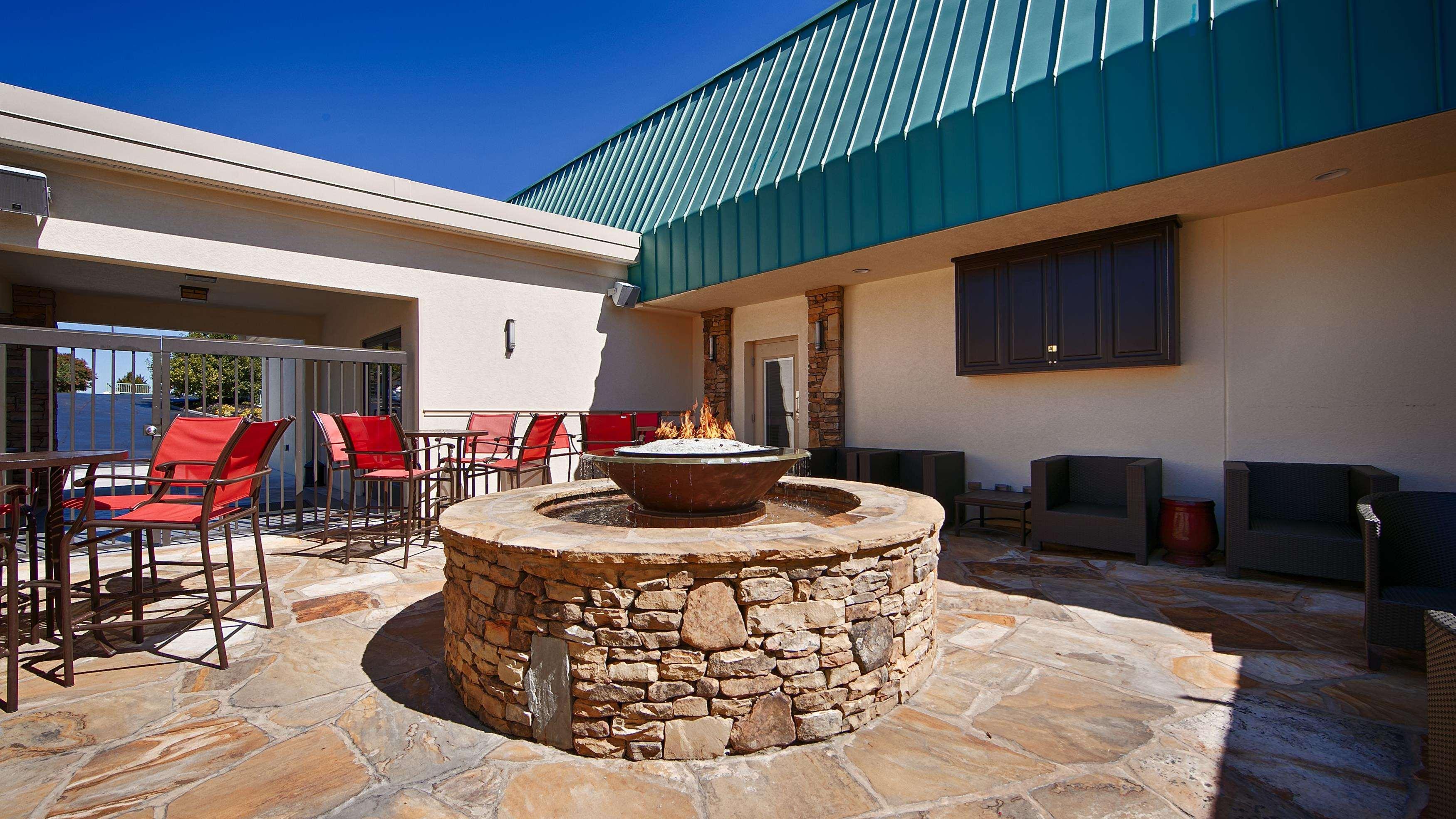 Best Western Newport Inn Bagian luar foto